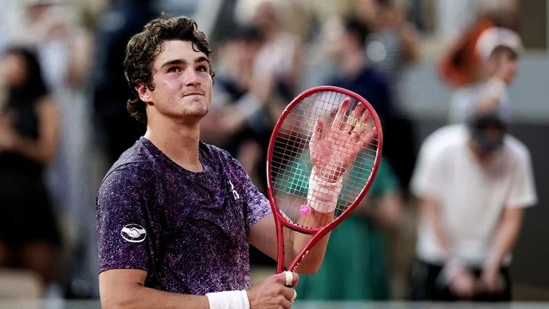 Brazil's Joao Fonseca celebrates after winning against Serbia's Novak Djokovic at the end of their men's singles match on day 6 of the French Open tennis tournament on Court Philippe-Chatrier at the Roland-Garros Complex in Paris on May 29, 2026. (Photo by Dimitar DILKOFF / AFP)
