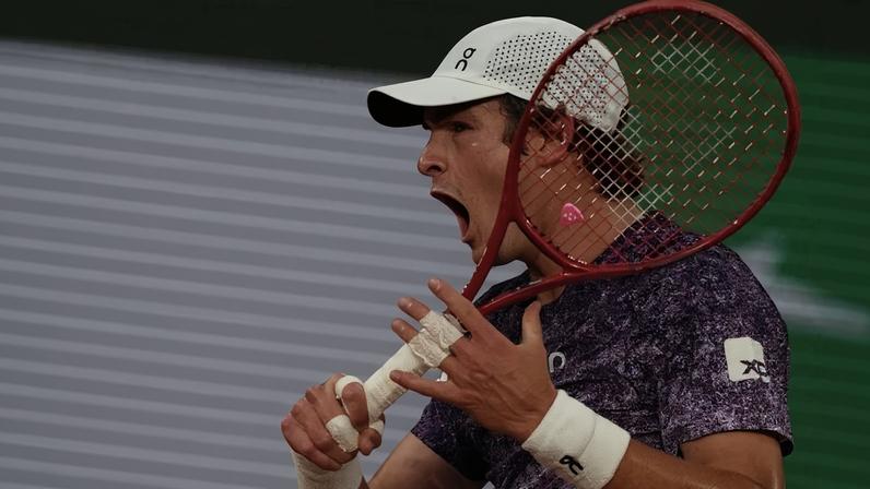 Com a vaga nas quartas, Fonseca já garantiu o valor destinado aos tenistas que chegam a essa fase do torneio - (crédito: Dimitar DILKOFF / AFP)