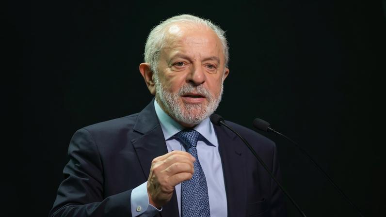 “Nós estamos tentando encontrar uma forma de tirar a corda do pescoço dessa gente, para poderem voltar a respirar, para voltarem a ter o nome limpo na praça”, disse Lula - (crédito: AFP)
