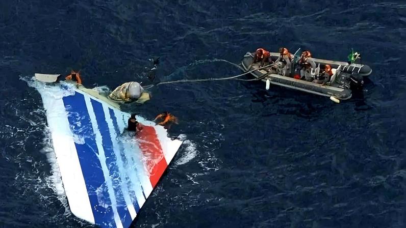 Por falha técnica, o Airbus mergulhou no Atlântico e todos morreram. Restos do jato foram achados aos poucos - (crédito: Marinha do Brasil/AFP)