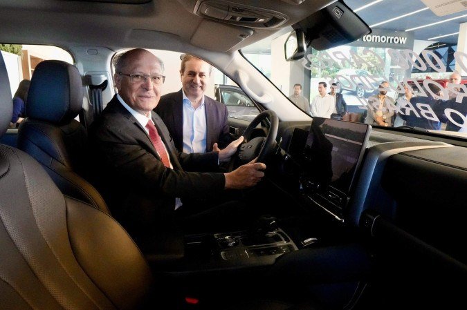 “É uma tendência mundial de redução de jornada, porque a tecnologia permite a você fazer mais com menos gente”, disse Alckmin em visita a concessionária da GWM em Brasília - (crédito: Cadu Gomes/VPR)