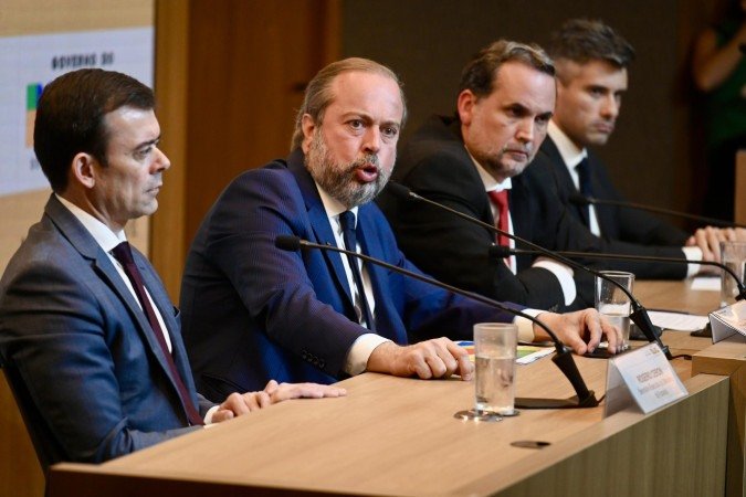 Na coletiva de imprensa, o ministro Silveira conclamou as distribuidoras a "fazerem a sua parte" para evitar a elevação de preços - (crédito: Ricardo Botelho/.MME)