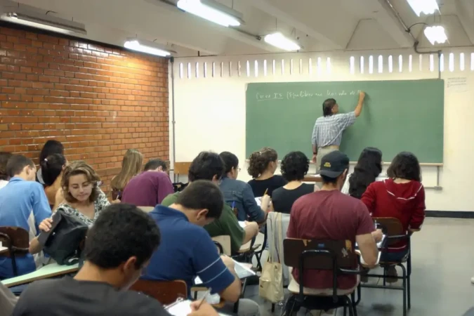Se aprovada, PEC 8/2025 terá impacto estimado em R$ 48,4 bilhões aos cofres locais, diz entidade - (crédito: Arquivo Agência Brasil)