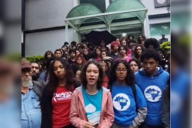 Na manhã deste domingo (10/5), os estudantes também realizaram um protesto em frente ao 7º Distrito Policial, em São Paulo, em apoio aos alunos detidos durante a desocupação - (crédito: Reprodução/Instagram @dceusp)