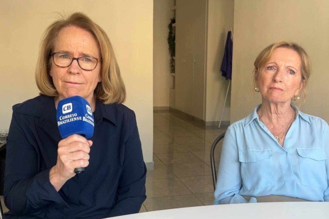 Anne Barrett Doyle (E), codiretora da BishopAccountability, e Ann Hagab Webb, psicóloga e vítima de padre pedófilo, em entrevista ao Correio durante o conclave - (crédito: Rodrigo Craveiro/CB/D.A Press)