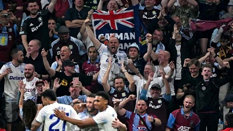 A festa dos torcedores britânicos que viajaram até Istambul para assistir ao título do Aston Villa na Europa League - (crédito: Andrej Isakovic/AFP)