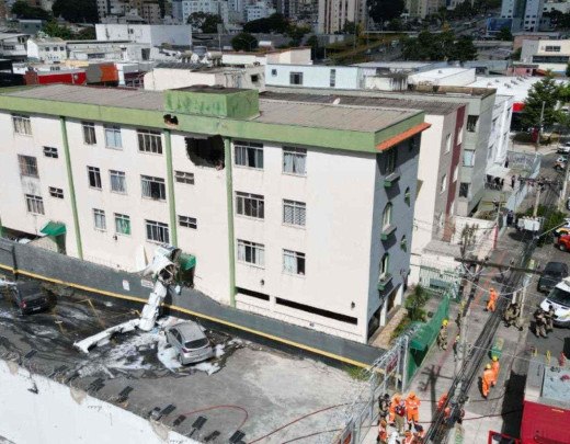 Com o impacto, parte da aeronave caiu no terreno do prédio, enquanto outra parte ficou no estacionamento de supermercado - (crédito: Leandro Cour/EM/D. A. Press)