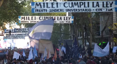 Argentinos protestam contra os cortes nas universidades do governo Milei