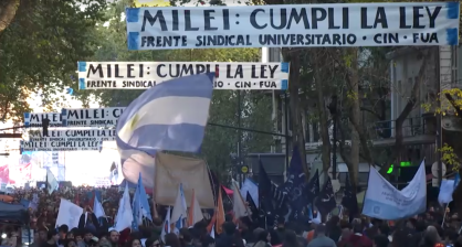 Argentinos durante protesto exigindo que Milei reverta cortes no orçamento das universidades