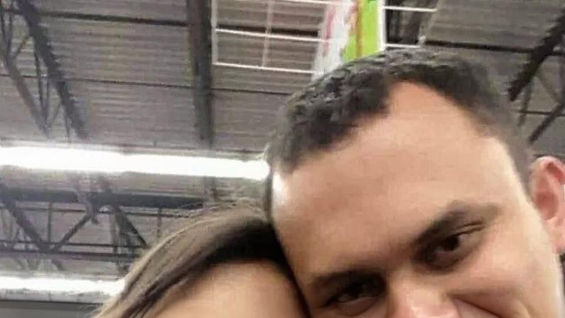 Leonardo Bedoya com a filha Jeshennia, que se matou aos 18 anos, após receber o kit de Law