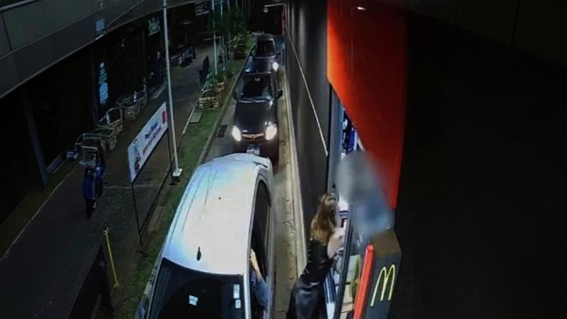As imagens mostram o momento em que a mulher desfere tapas no rosto da atendente - (crédito: Material cedido ao Correio)