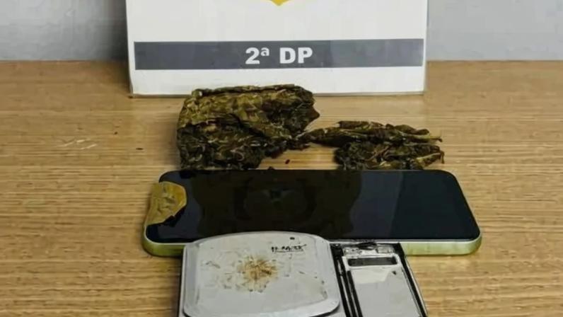 Porções da droga gourmet, balanças digitais e dinheiro foram apreendidos pela polícia - (crédito: Reprodução/PCDF)
