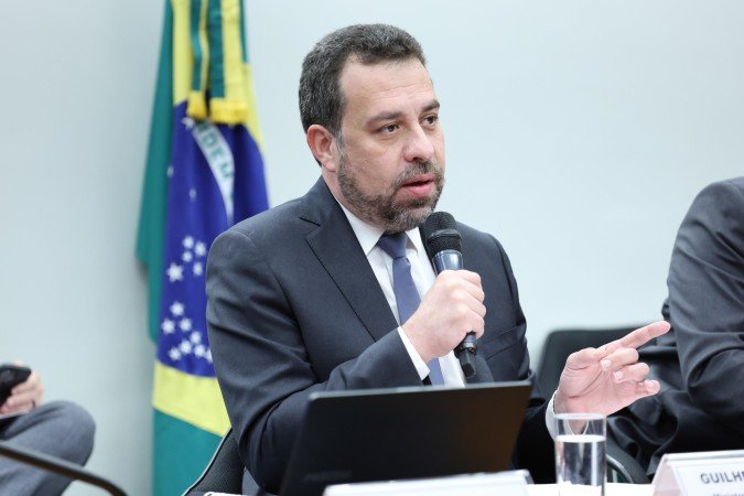 "O projeto que acaba com a 6x1 e garante dois dias de descanso é o projeto da família brasileira", disse Boulos ao chegar à Comissão - (crédito: Kayo Magalhães/Câmara dos Deputados)