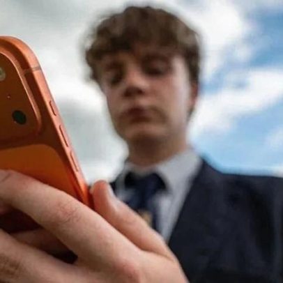 Médicos dizem que redes sociais podem prejudicar jovens tanto quanto o cigarro