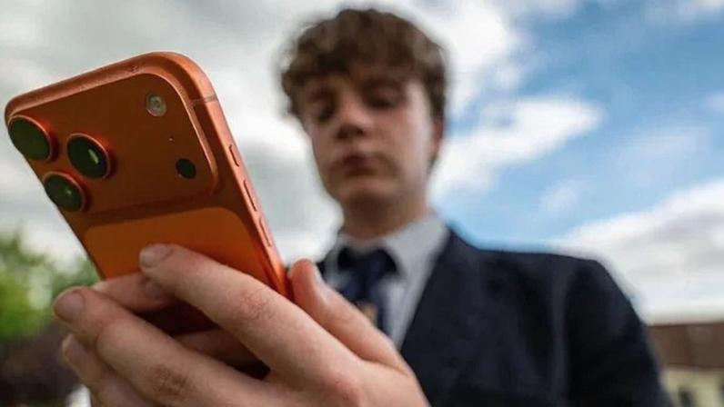 A ministra de Tecnologia do Reino Unido, Liz Kendall, disse à BBC que o governo está aprendendo lições com a proibição na Austrália