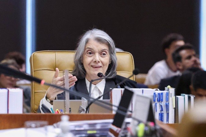 Ao proferir seu voto, Cármen Lúcia trouxe um relato pessoal para comprovar a misoginia sofrida por mulheres no ambiente de trabalho - (crédito: Antonio Augusto/STF)
