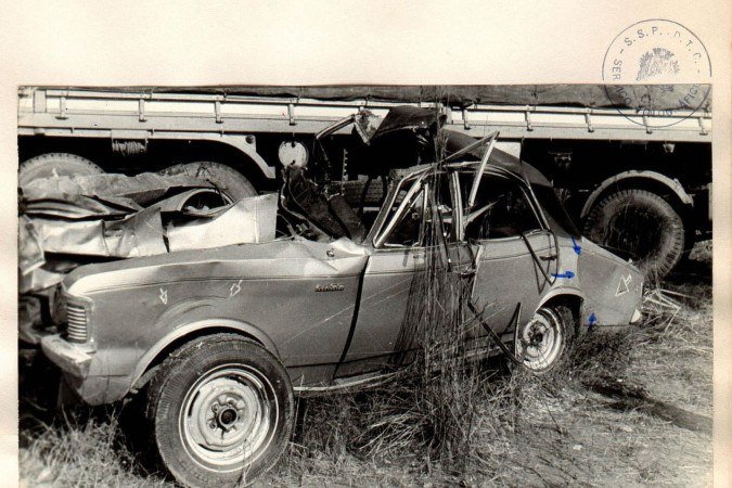 Brasil. - . Pauta: Presidente JK. Credito: Arquivo/Instituto de Criminalistica do RJ. CD: 21/11/2000. Pasta: KUBITSCHEK, Juscelino. Automovel e caminhao apos o acidente que envolveu o presidente Juscelino Kubitschek.6 ago. 2006. Cidades, p. 30.