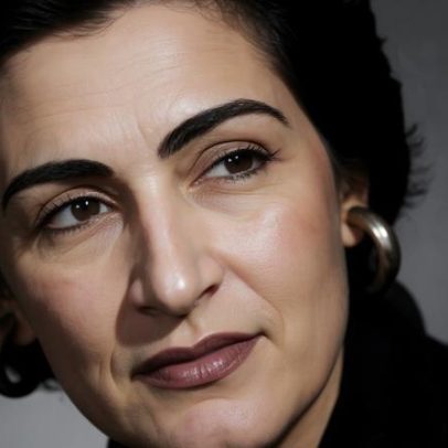 Cantora associada ao movimento comunista ganha atenção pública