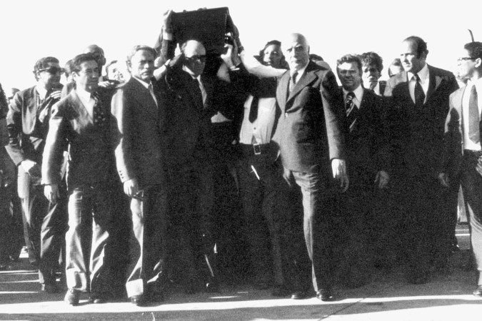 Homens que carregam o caixão do ex-presidente Juscelino Kubitschek após desembarque no aereporto da cidade. - (crédito: Simão/CB/D.A Press)