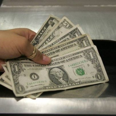 Dólar fecha acima de R$ 5 e bolsa cai quase 6% em maio