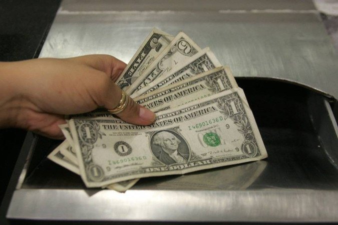 A moeda norte-americana encerrou o pregão cotada a R$ 5,02, com um avanço diário de 0,55%. Apesar disso o câmbio acumulou baixa de 0,74% na semana - (crédito: Carlos Silva/Esp. CB/D.A Press)