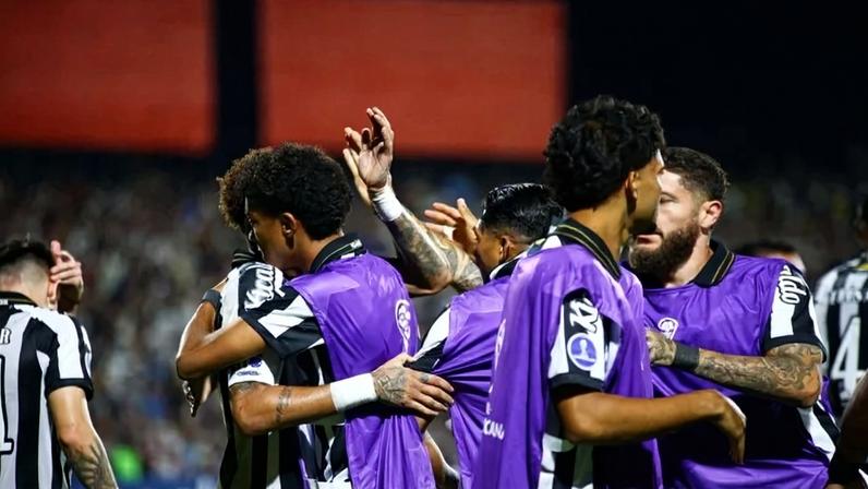 Depois da confusão, Neymar e Robinho Júnior selaram as pazes com abraço durante o empate por 1 x 1 com o Recoleta no Paraguai - (crédito: Conmebol)