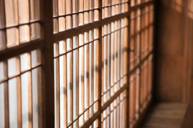 Na prática, o preso só poderá ser adequado a um regime de prisão mais leve caso o exame, médico e psicológico, prove que o criminoso tenha deixado de ser perigoso - (crédito: De an Sun/Unsplash)