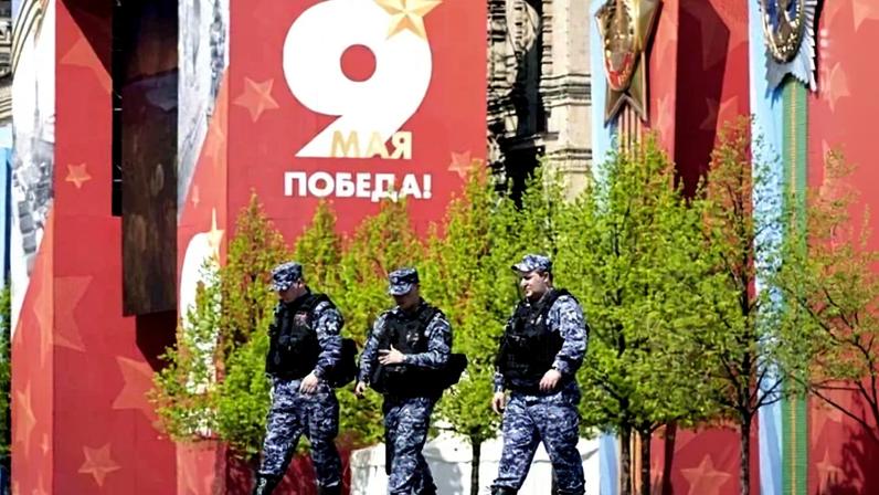 Yevgeny Popov, parlamentar russo, diz que tanques são necessários no campo de batalha e não na Praça Vermelha