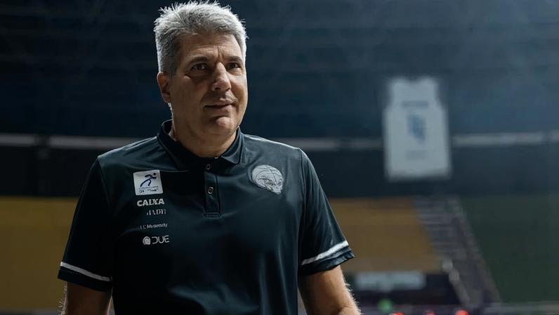 O técnico do Brasília Basquete busca quebrar o jejum de 10 anos do clube e avançar para as semifinais enfrentando o ex-clube, o Flamengo, nesta sexta-feira (8/5).