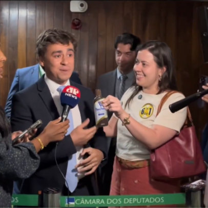 Sâmia Bonfim faz presente inusitado a Nikolas na Câmara