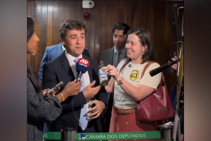 Sâmia Bomfim entrega óleo de peroba à Nikolas Ferreira - (crédito: Reprodução/Redes Sociais)
