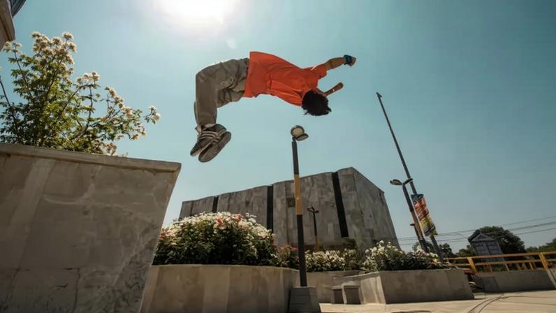 Mortal para trás, ou backflip - (crédito: MokaJou/Pexels)