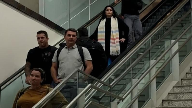 A viagem de Flávio Bolsonaro aos EUA em busca de Trump: classe executiva, steak de carne, fotos e sorvete - (crédito: Getty Images)