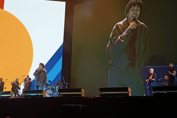 Consciente em cada movimento, Djavan abriu o show com a música Sina - (crédito: João Pedro Alves/CB/D.A. Press)