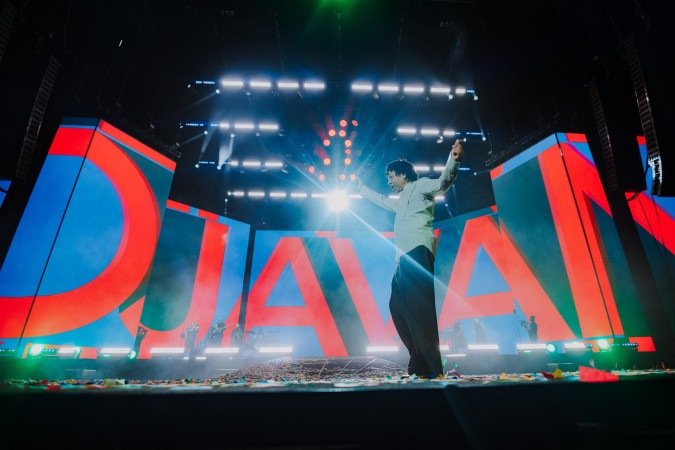 Performance Djavan foi marcada por gingados e beijos