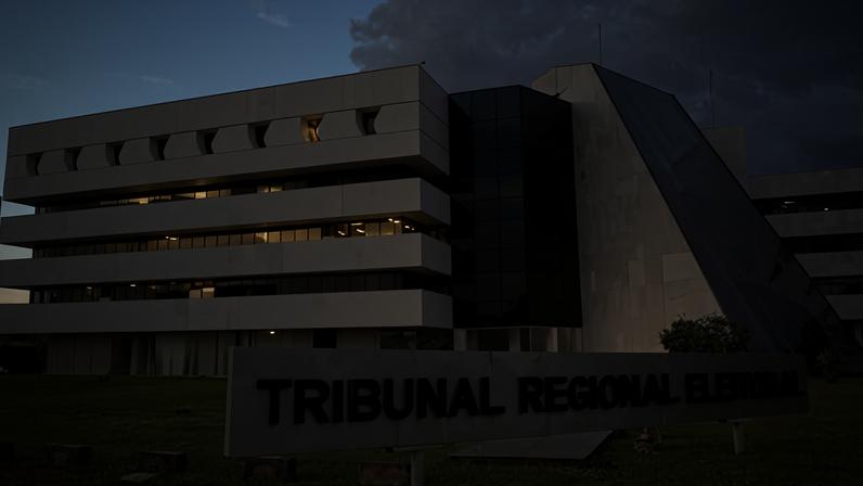 O atendimento extraordinário será disponibilizado hoje, feriado do Dia do Trabalhador, amanhã e domingo, das 8h às 18h, em unidades da Justiça Eleitoral no DF - (crédito: Marcelo Ferreira/CB/D.A Press)