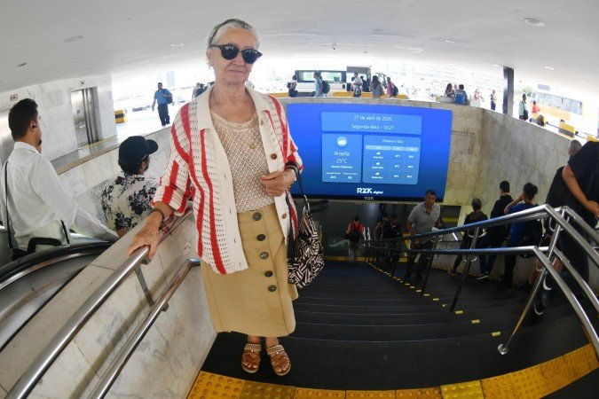 Ceci Oliveira tem dificuldades para subir as escadas da Rodoviária do Plano Piloto