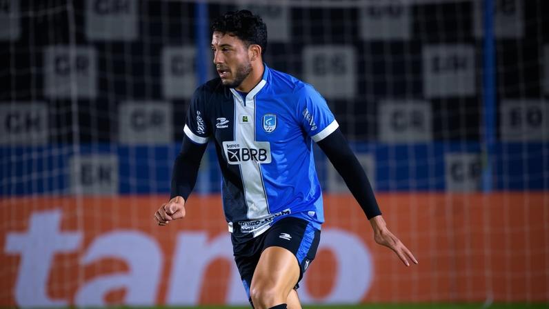 Após quase abandonar o futebol, zagueiro de 20 anos consolida-se como joia do Capital e busca espaço no time titular para o duelo deste sábado contra o Mixto-MT.