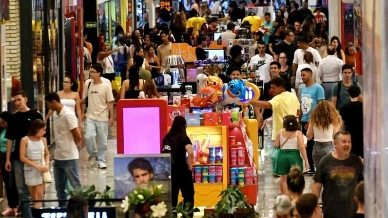 Consumo das famílias avançou 1,0% no trimestre, refletindo a resiliência da atividade econômica - (crédito: Ed Alves/CB/D.A Press)