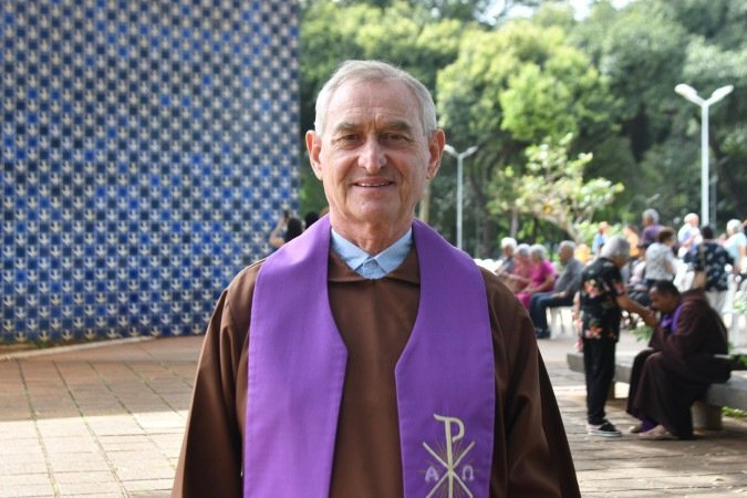 Frei pede fim de guerras e prioridade à paz
