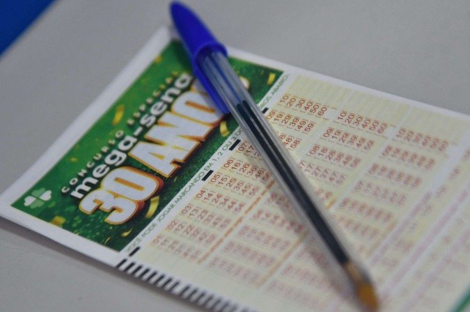 As seis dezenas do sorteio especial de 30 anos da Mega-Sena são sorteadas neste domingo - (crédito: Ed Alves/CB/D.A Press)