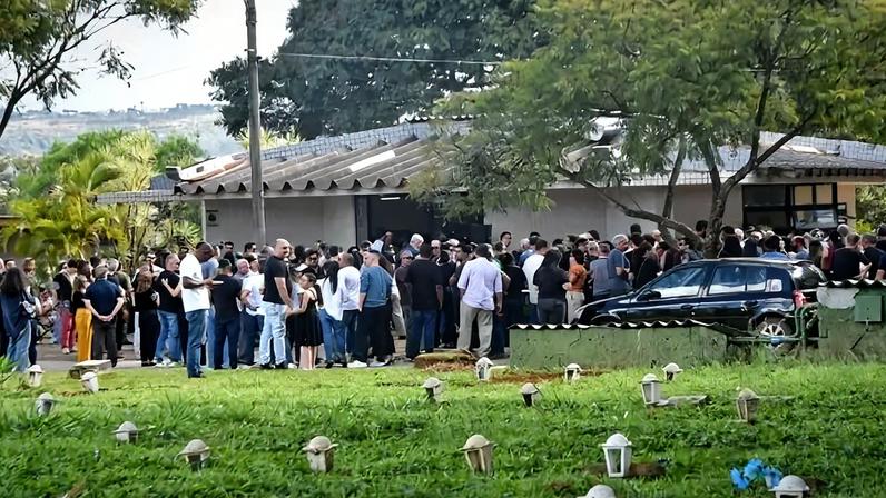 Enterro de Flávio Cruz Barbosa, dono de oficina assassinado por funcionário no Setor de Oficinas Norte - (crédito: Ed Alves/ CB/D.A Press)