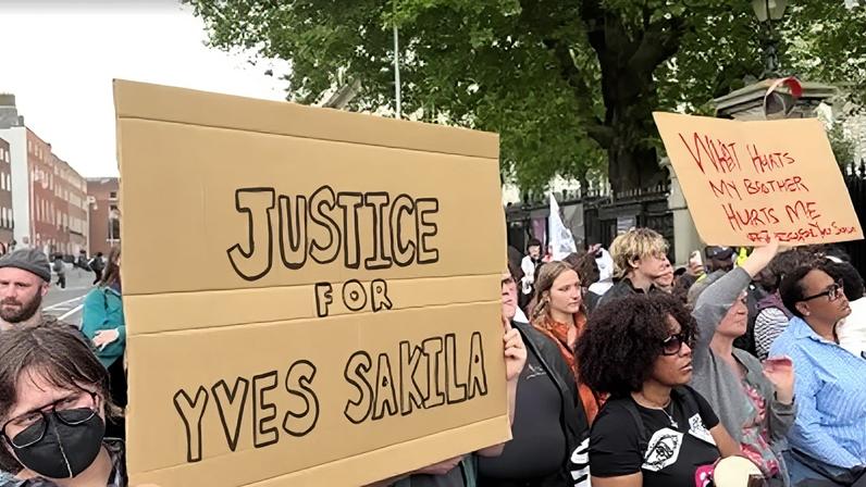 Pessoas protestam em frente ao Parlamento da Irlanda após a morte de Yves Sakila, que foi imobilizado em frente a uma loja de departamentos em Dublin