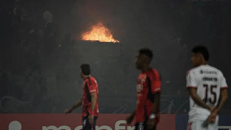 Imagens de violência marcaram o jogo - (crédito: Jaime Saldarriaga/AFP)