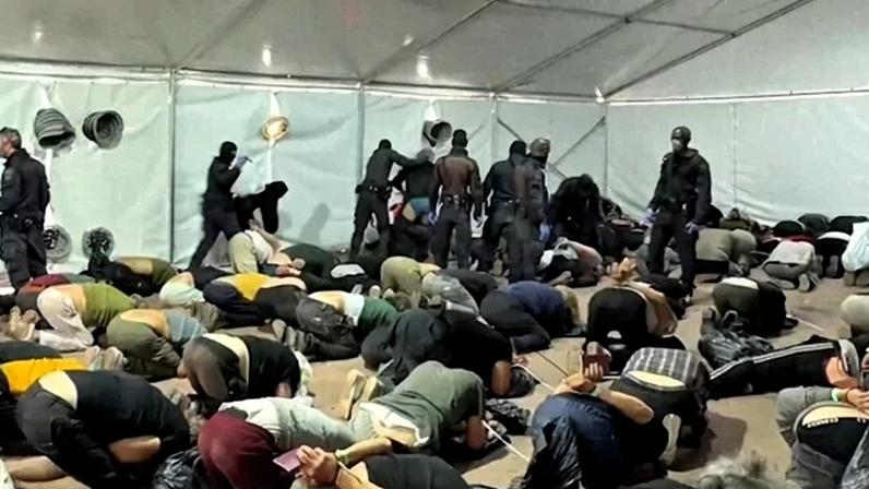 Imagem do vídeo publicado pelo ministro da Segurança de Israel, Itamar Ben-Gvir: ativistas foram deportados - (crédito: Itamar Ben-Gvir/X/AFP)