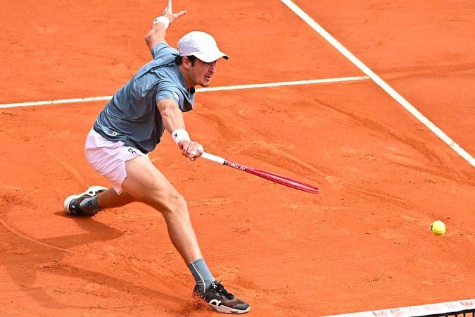 Brasileiro enfrenta o sérvio Hamad Medjedovic na manhã deste sábado (9); vitória no saibro italiano é crucial para garantir status de cabeça de chave no Grand Slam francês.