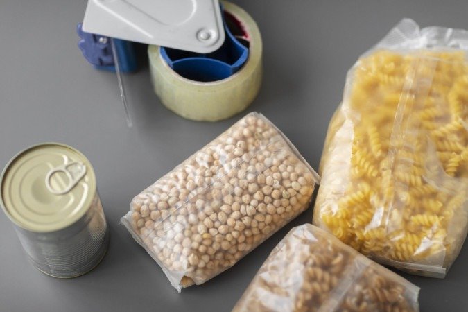 A alimentação é a principal fonte de contaminação por esses pequenos poluentes - (crédito: Imagem de freepik)