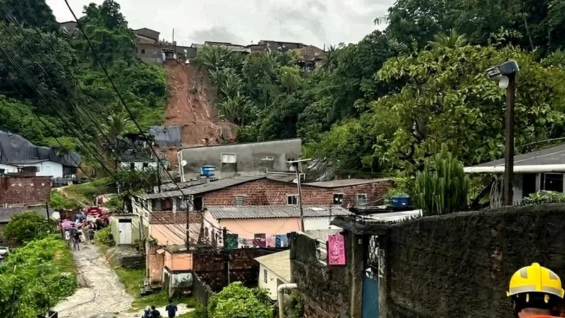 Equipes de resgate atuam nos deslizamentos registrados na Região Metropolitana de Recife, uma das mais afetadas pelos temporais no Nordeste - (crédito: Governo de Pernambuco/Divulgação)