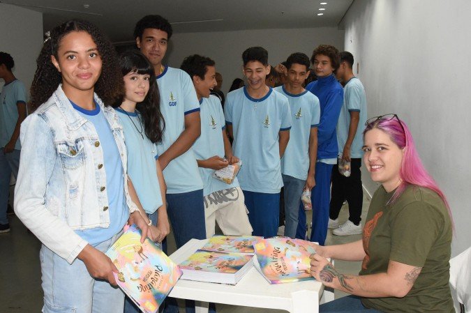 Alunos recebem o livro "Em busca da Planaltina Perdida" - (crédito: Mary Leal | Ascom/SEEDF)