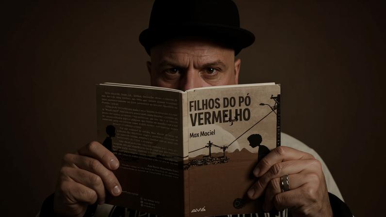 Max Maciel e primeiro livro de sua autoria, "Filhos do Pó Vermelho" - (crédito: Henrique Jesus)